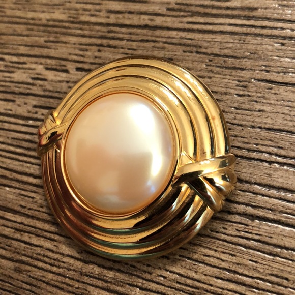 VTG MONET Goldtone Framed Pin Faux Pearl Center - Picture 5 of 15